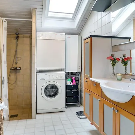 Erwith - 50m From The Sea By Interhome